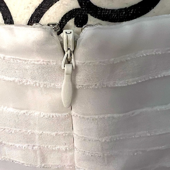 Lovely white dress - Picture 8 of 11